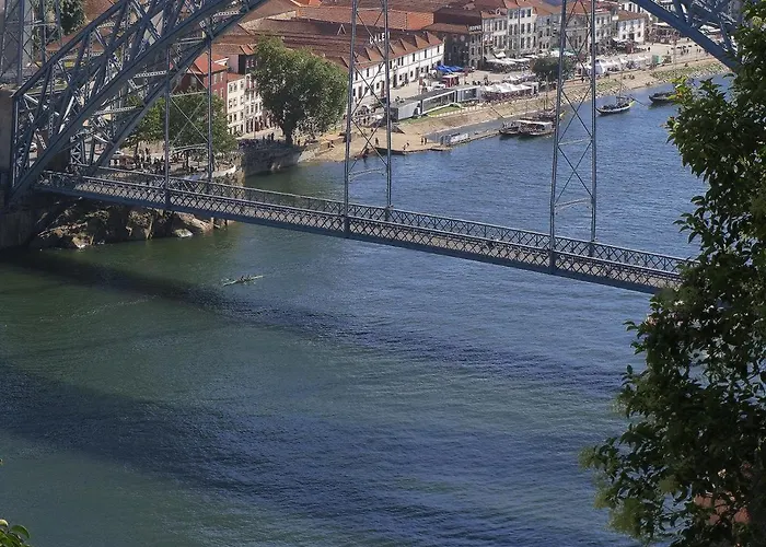 National Theatre Trendy *